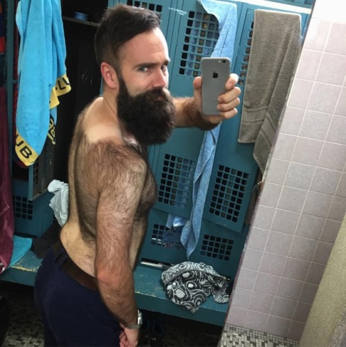 beardlad:The varying tan lines of my back lol #needtoeventhisshitout LOVE your hairy back and should
