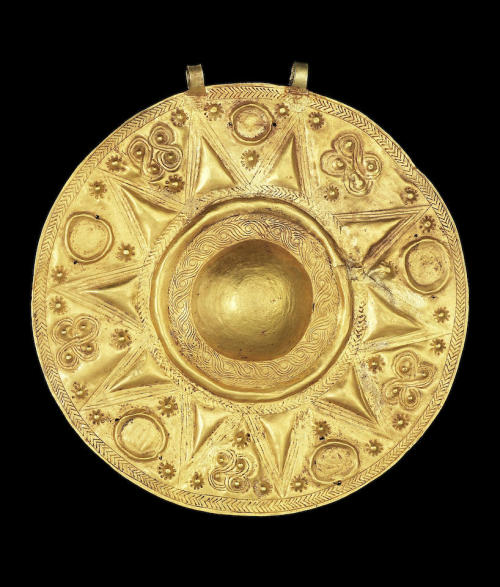 ancientjewels: Gold pendant dating to pre-Achaemenid era Iran, c. 11th-10th centuries BCE. Loops at 