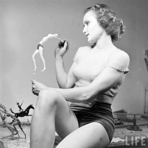 Model with glass likeness of herself(Nina Leen. 1941?)