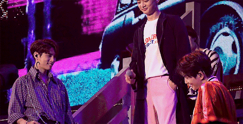 colorsofshiningstars: jonghyun trying out his romantic expression on jinki during sweet surprise (ღ˘
