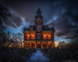 aceporkins: steampunktendencies:  Compilation of creepy victorian houses  More victorian houses    Perfect for Halloween, always the spookiest house on the block. 