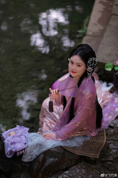 chinese hanfu in tang dynasty style by 竹里馆汉服