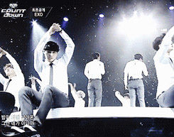 getlayd:  Yixing looking hot as fuck during moonlight 