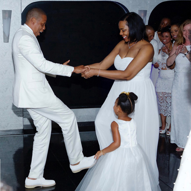 nickisverseinmonster:  aintnojigga:  Jay Z dancing with his sister Annie Carter and