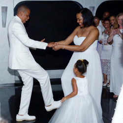 nickisverseinmonster:  aintnojigga:  Jay Z dancing with his sister Annie Carter and Blue Ivy at Tina Knowles and Richard Lawson’s wedding.  are they doing the kid n play dance lol