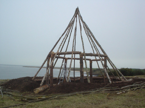 Reconstruction of a Mesolithic house at Howick (Northumberland)  Radiocarbon dating of hazelnut shel