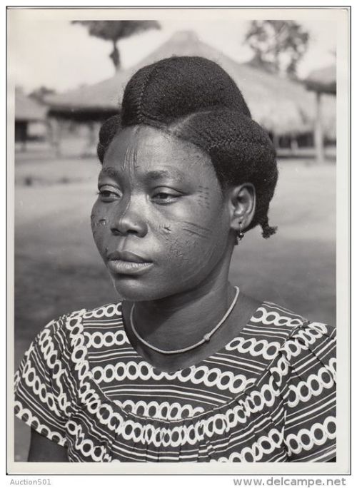 nashaawest:  vintagecongo:  “Femme bango-bango”  Belgian Congo by H. Goldstein  when you’re tender headed