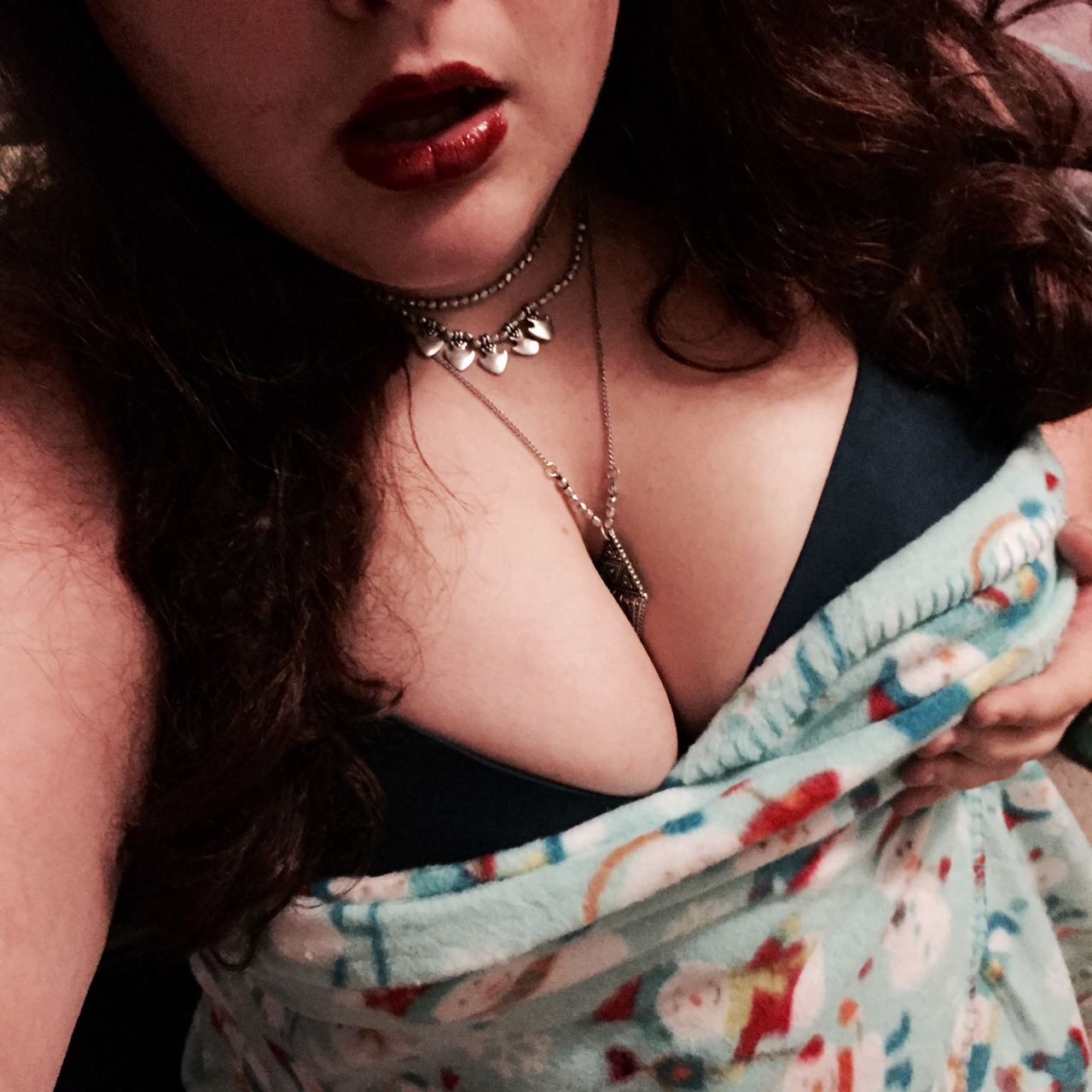 bbwcharlierebel:  Showing off my new blue bra and snowman blanket!