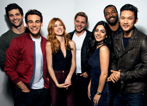 shadowhuntersdaily:Portrait of the cast at NYCC on October 8th, 2016