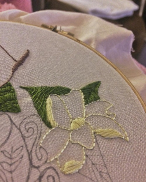 backstitch Daffodil and fishbone leaves #wip #workinprogress #embroidery #embroideryart #embroideryf