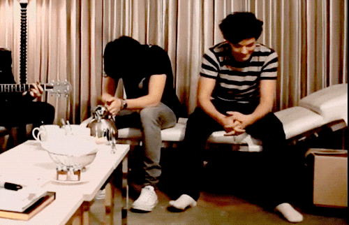 tomlinson-styles:#Louis Tomlinson’s subtle foot