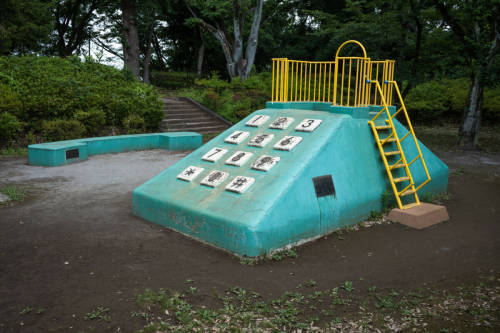 bushdog:(via A concrete and fantastically old school push-button phone slide — Tokyo Times)