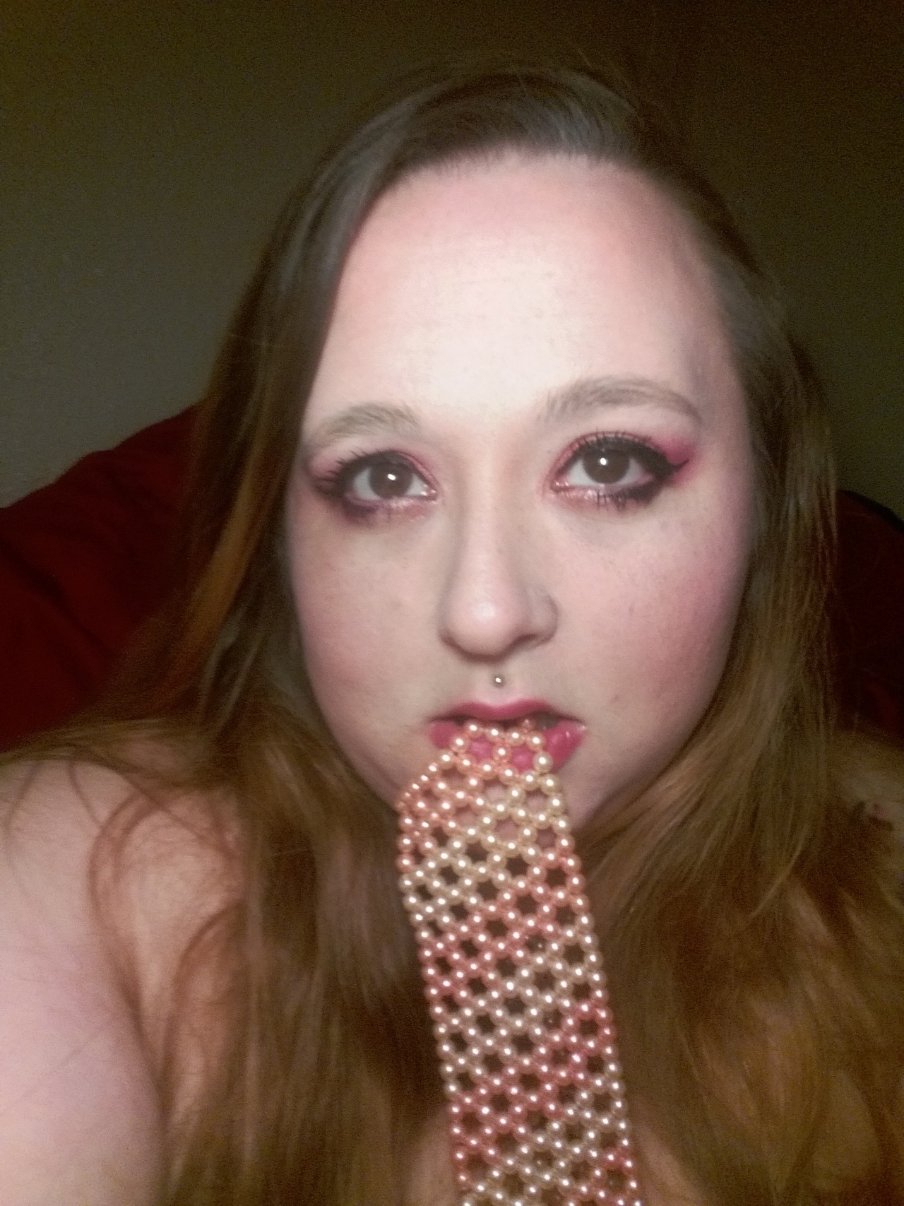 leahloolabelle:  Just some nudes selfies in a vintage pearl tie.  Sooner see you