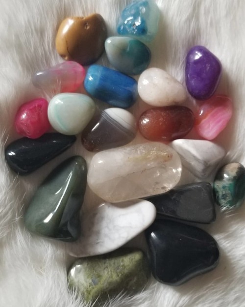 A coworker got me some colored rocks and gems from Michigan ❤ will have to add them to the collectio