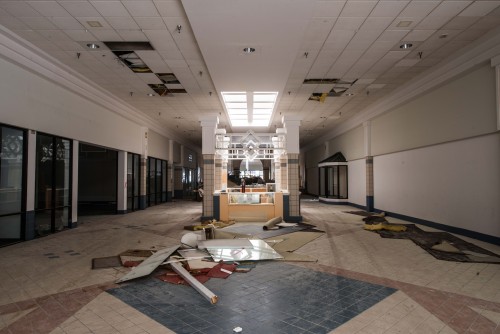pshh-wtfe:  Abandoned Mall in Central Florida