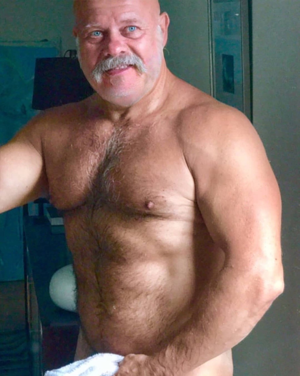 maturedaddyseniorbear:    Like man and towel.