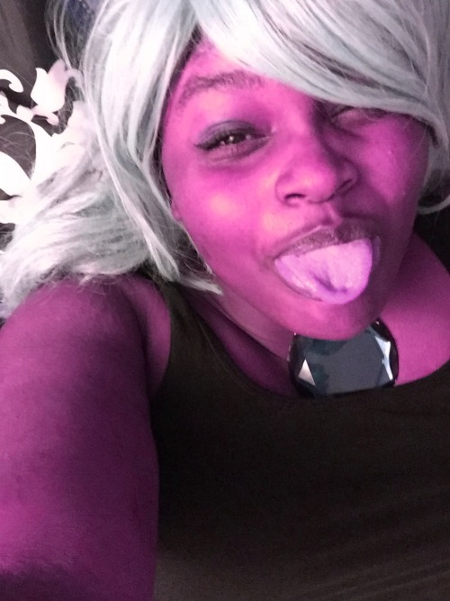 flowerchild-and-vintagegoth: Amethyst takes some selfies!
