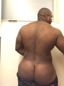 medicnight:  couchuredebonaire:  biglegsbigass:DAMN  Thick is how I like…..😜   Yes lord that ass is speaking!!!!! 