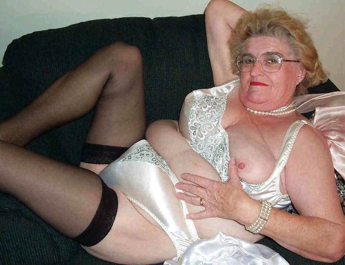 passionateleo67: dw-liebhaber: Bulging bellies are a turn on for me Espectacular abuela Que buena es