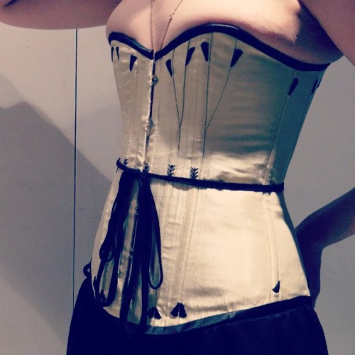 Last corset I did for my cousin, champagne satin duchess with black flossing. I have plenty of time 