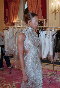 howtobeafuckinglady:  Naomi at a fitting for Versace’s Fall/Winter 1998 Haute Couture show