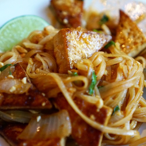 tinykitchenvegan:  Homemade Vegan Pad Thai with Fried Tofu 