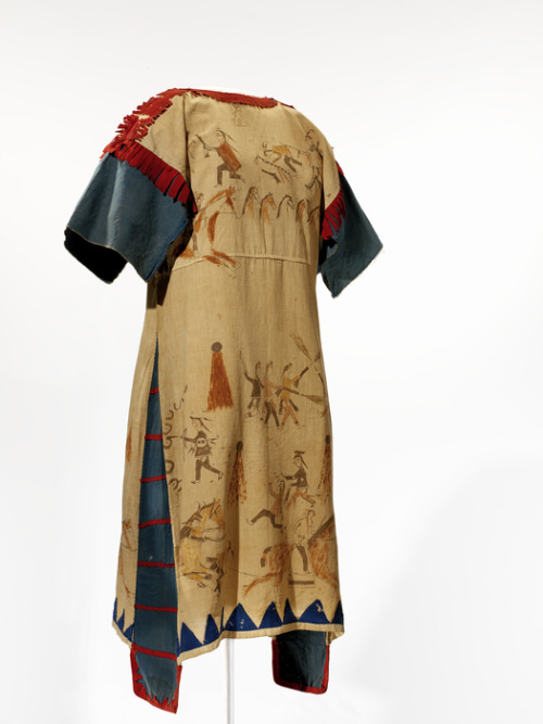 fashionsfromhistory:Dress painted with battle exploitsprobably Siha Sapa Lakota (Blackfoot Sioux)c.1