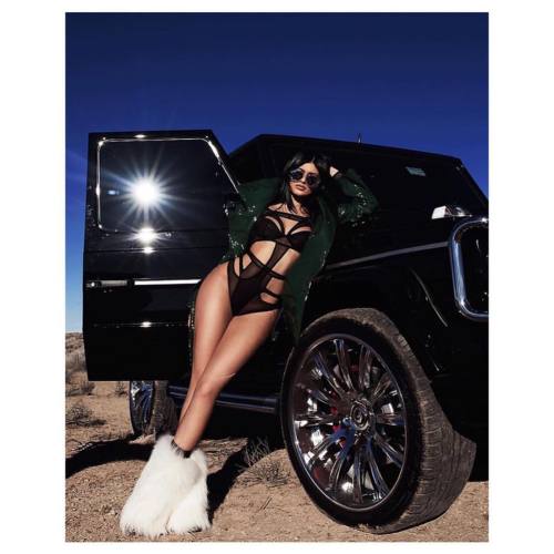 Those boots are amazing ⚪️ | @kyliejenner | #furfashion #style #furstyle #streetstyle #ootd #lotd #w