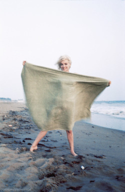 ourmarilynmonroe:  Marilyn Monroe photographed