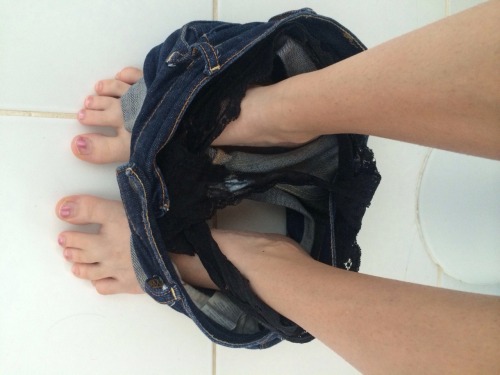 i-hate-the-beach: modernmike01: i-hate-the-beach:    mmmm that cum stain tho