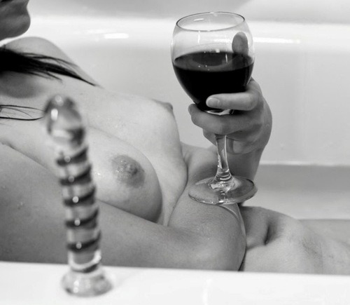 thewineocouple:  Perfect bathing @blenheimbombshell ? 💋