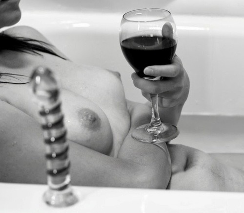 Porn thewineocouple:  Perfect bathing @blenheimbombshell photos