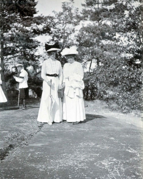 Alexandra and friend Anya Vyrubova.Nicholas II is on the background.(Source: V.K)