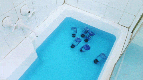lesprisenpati:aidenmorse:Bottles of Gatorade Blue Bolt floating in a bath of Powerade Mountain Blast