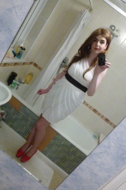 lucy-cd:PicturesSo pretty and petite, love this dress! &lt;3 I&rsquo;d like to kiss you today