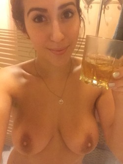 heyitsapril:  NSFW: reddit.com/r/showerscotch actually exists! 😂👍 I’m the second ever post haha