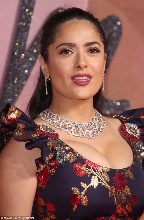 dinarzadethefeminist:salmahayekfandom:The Fashion Awards 2016 on December 5, 2016 in London, United 