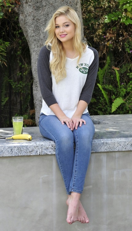 barefeetofthefamous: Olivia Holt