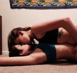 lipstick-lesbian:  ♀♡♀