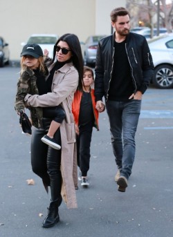 kardashianklick:  January 3, 2016 - Arriving