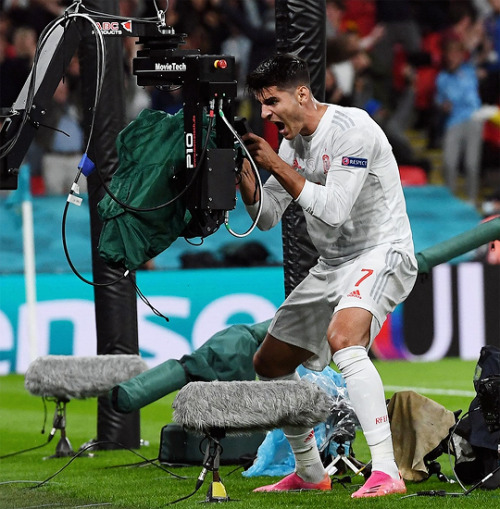 Alvaro Morata celebrates his goal during the match vs. Italy