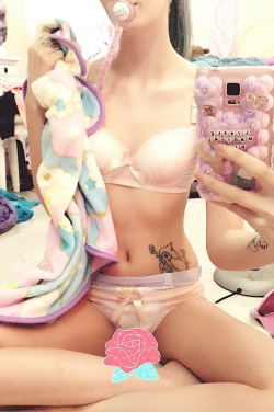 pale-kitten-princess:  My new set! Daddy approved the photo.