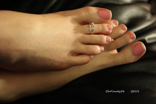 ohmandy56:  All these next pics are from a custom set I took tonight.  Yum, toe rings! If anyone els