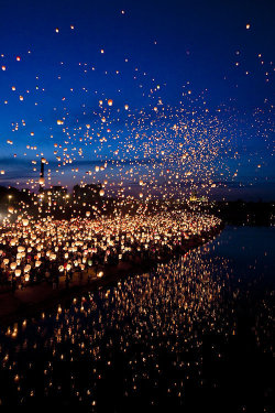 finch1969:  sctty2htty:  lifeisverybeautiful:  via Floating Lanterns in Thailand | Travis Caulfield’s Travel Blog  