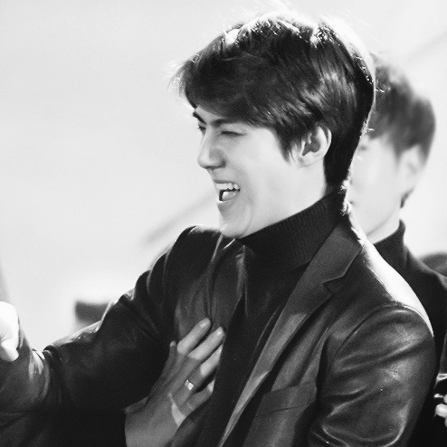 brbcrawlingtokorea:  Just a laughing Sehun 