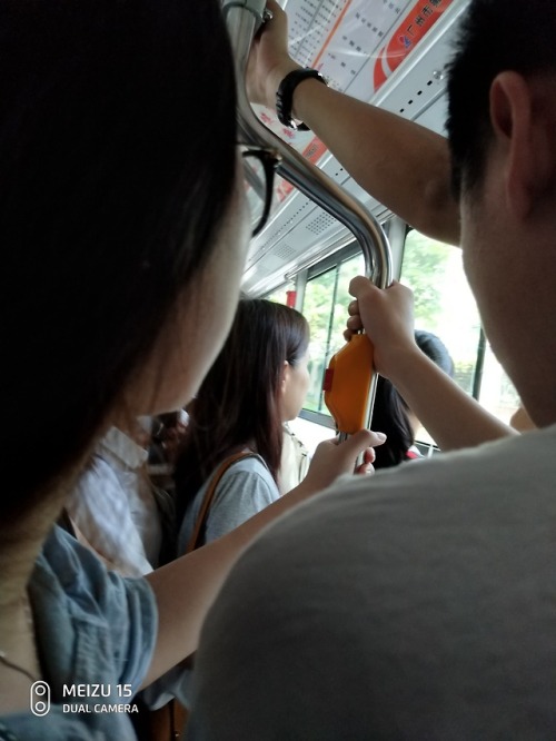 扣着她的屁，她却抱着男友！ GZ
