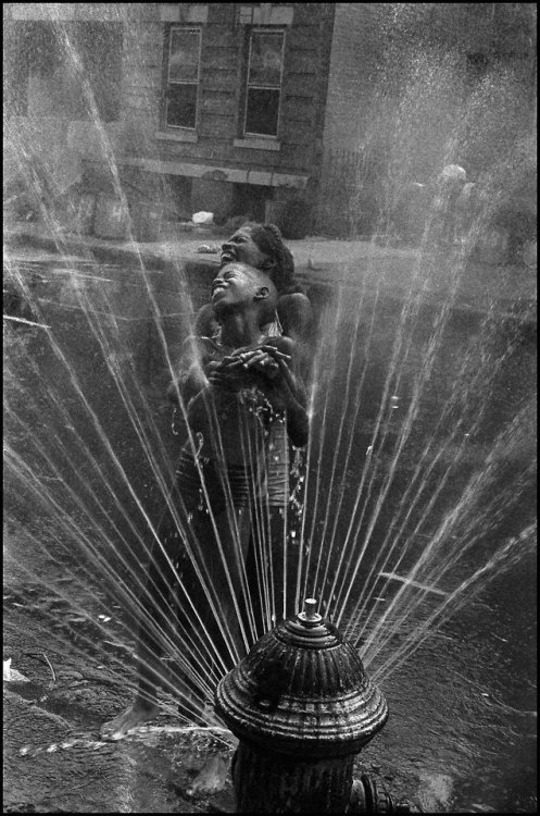 killerbeesting:Leonard Freed, The Big Splash, Harlem 1963