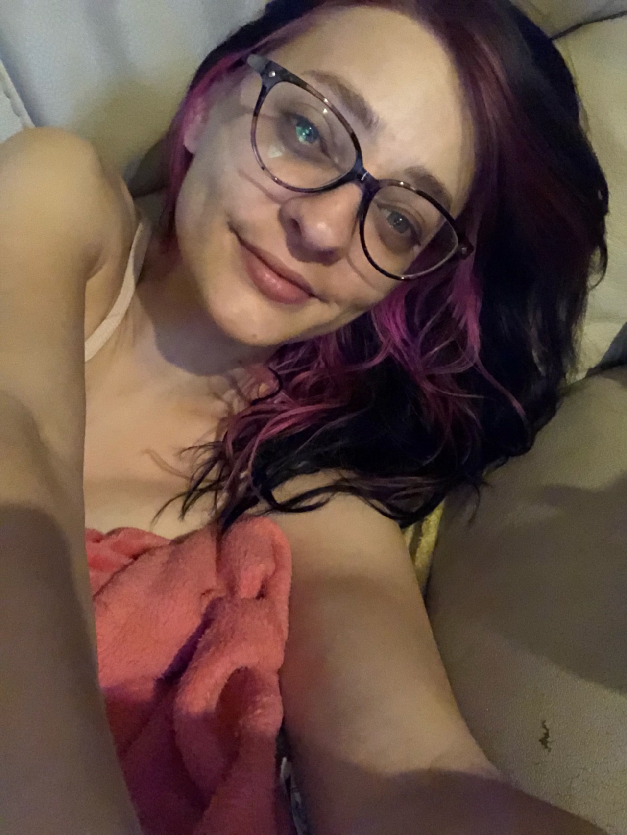 violet-thorne-model:No makeup for once! I’m adult photos