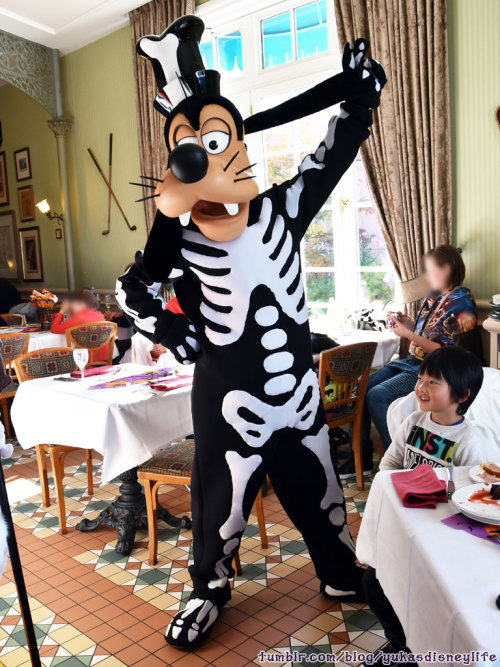 Character Dining Halloween in Disneyland Paris.Where is Mickey Mouse and pluto??? Loland&hellip; Won