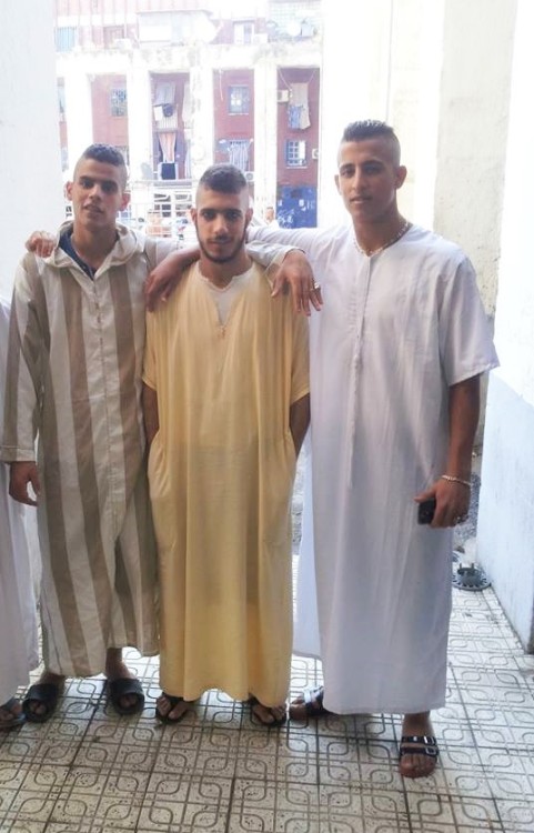 3 gros zebs d’ARABES sous les djellabah !Une chienne blanche pour avaler le bon jus de rebeux 